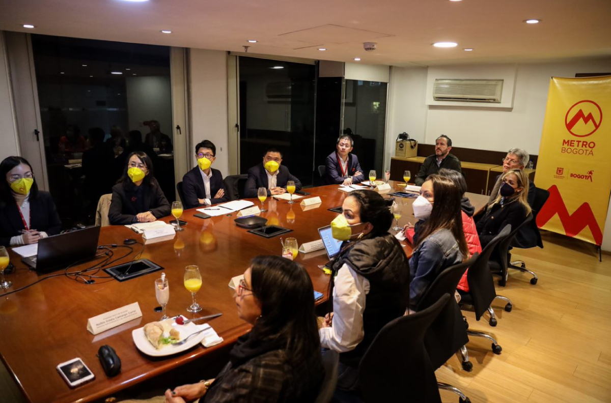 Sala de reuniones en la Empresa Metro con las personas reunidas en Bogotá