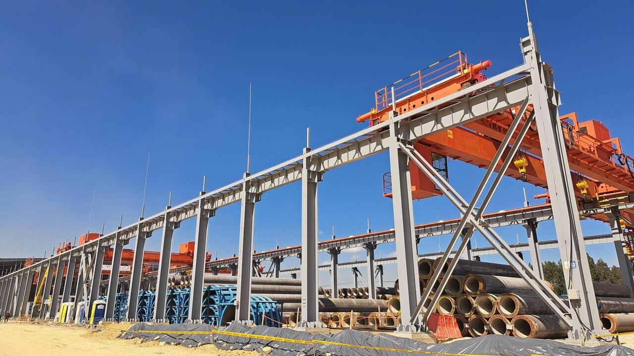 oto del puente grúa en el patio taller de la Primera Línea del Metro de Bogotá