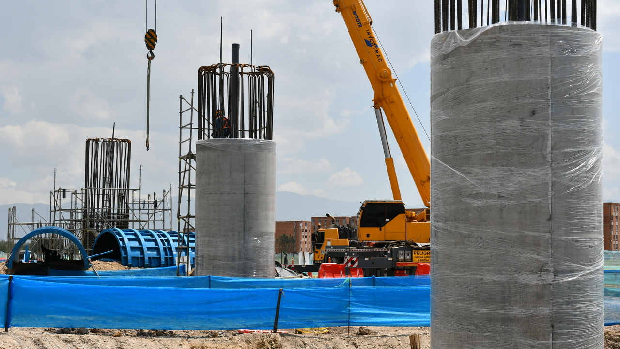 Foto de las dos primeras columnas del viaducto de la Primera Línea del Metro de Bogotá