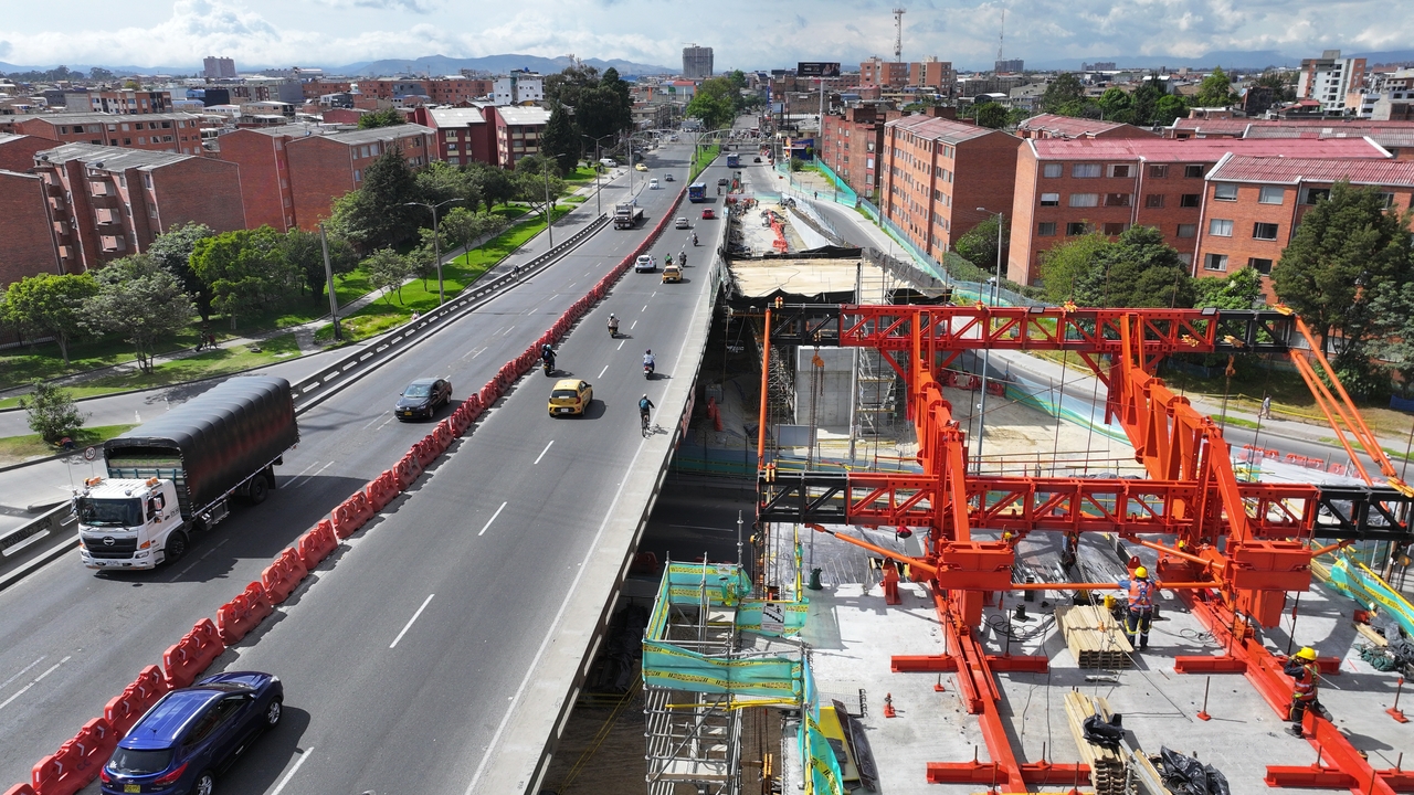 Foto del puente vehicular en uso en la zona de El Pulpo donde se ven los maletines que desvían el flujo de vehicular de la zona