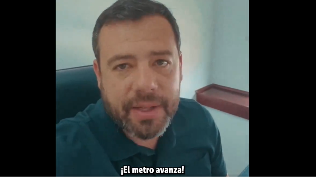 El alcalde Carlos Fernando Galán hablando a la cámara diciendo El Metro avanza