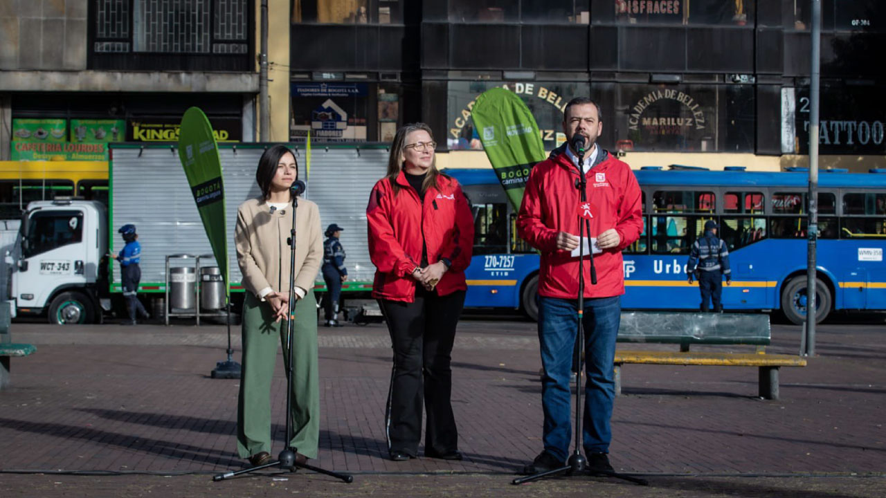 El alcalde mayor de Bogotá presenta la ruta preferencial en la calle 13