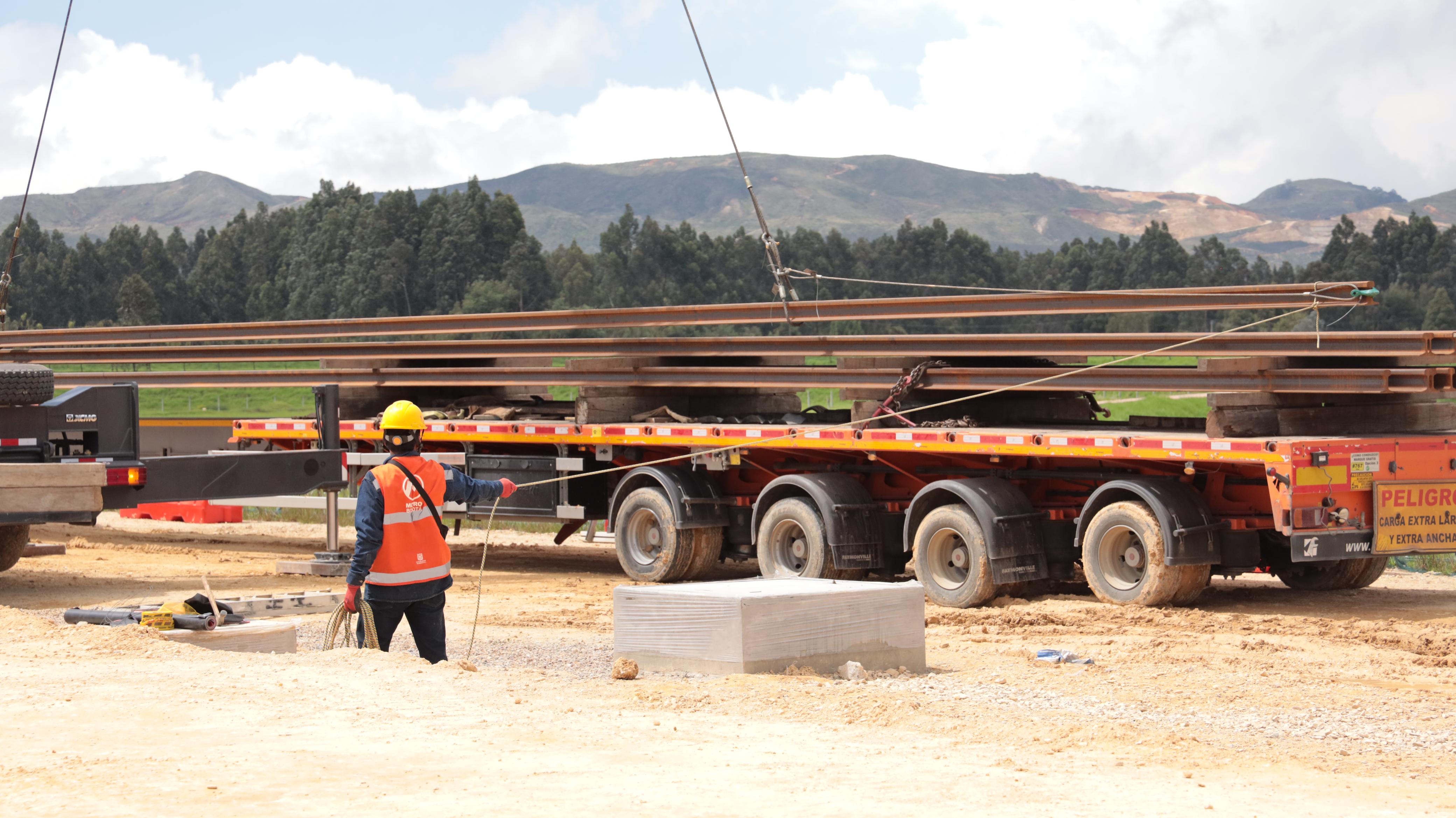 Cama baja que transportó los rieles de la Línea 1 del Metro de Bogotá