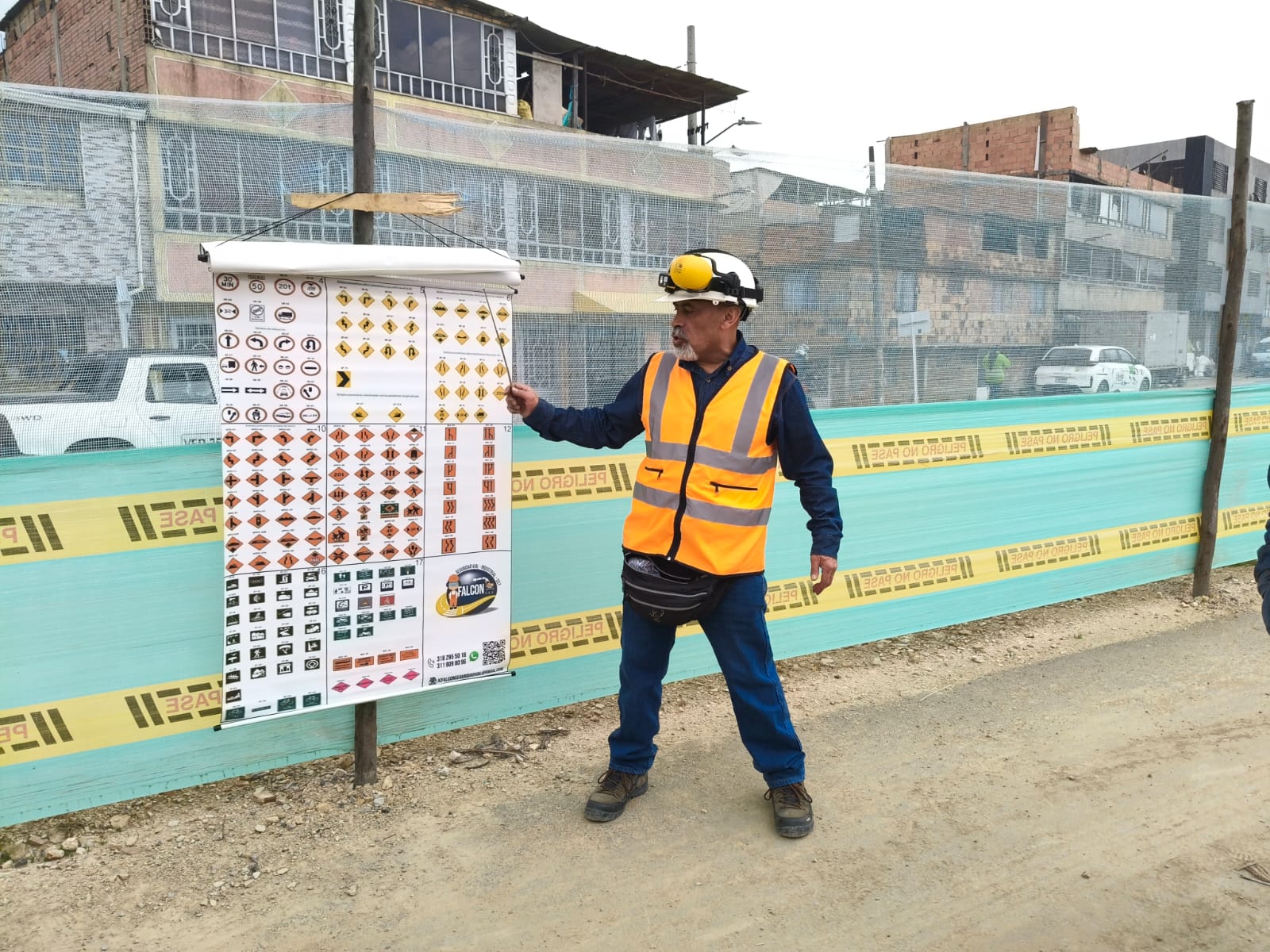 Trabajador indicando las señales de seguridad vial