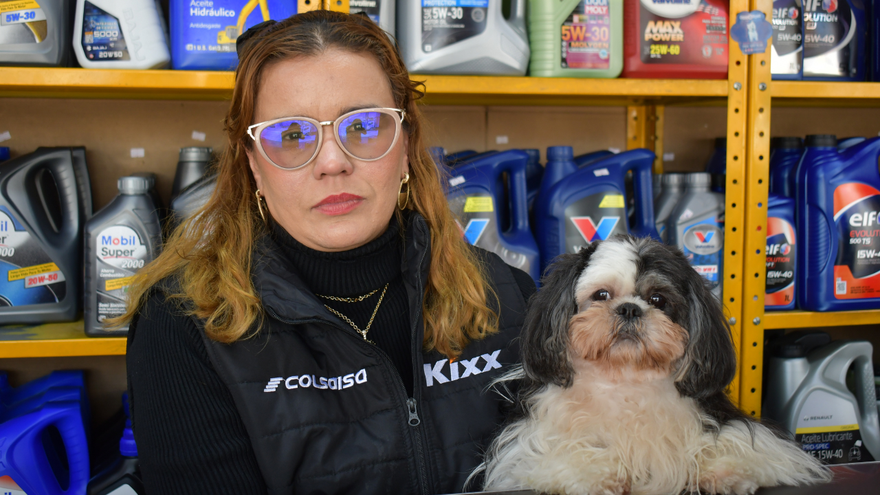 Imagen de comerciante junto a su mascota