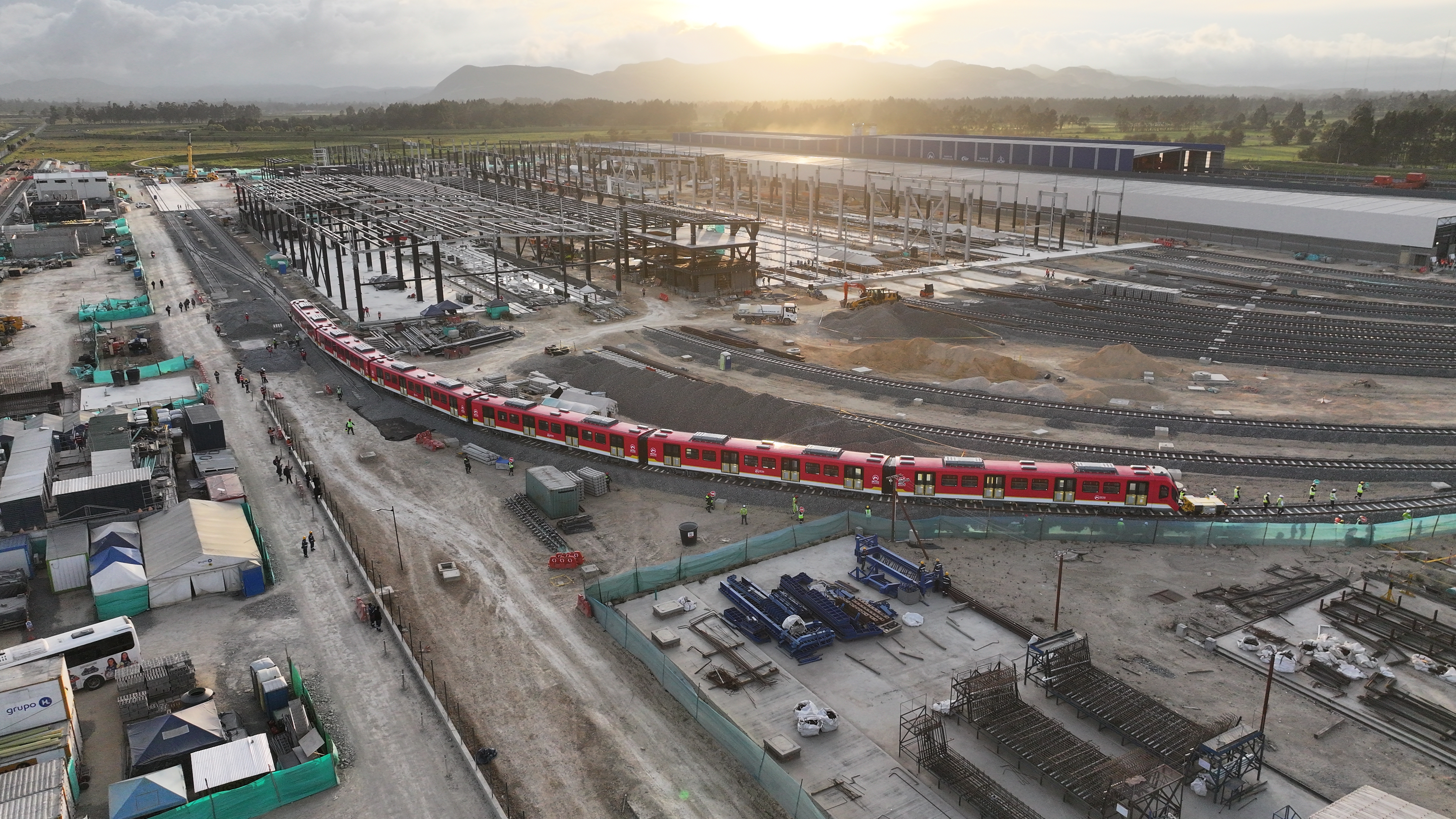 Vista aérea del primer tren que está en patio taller