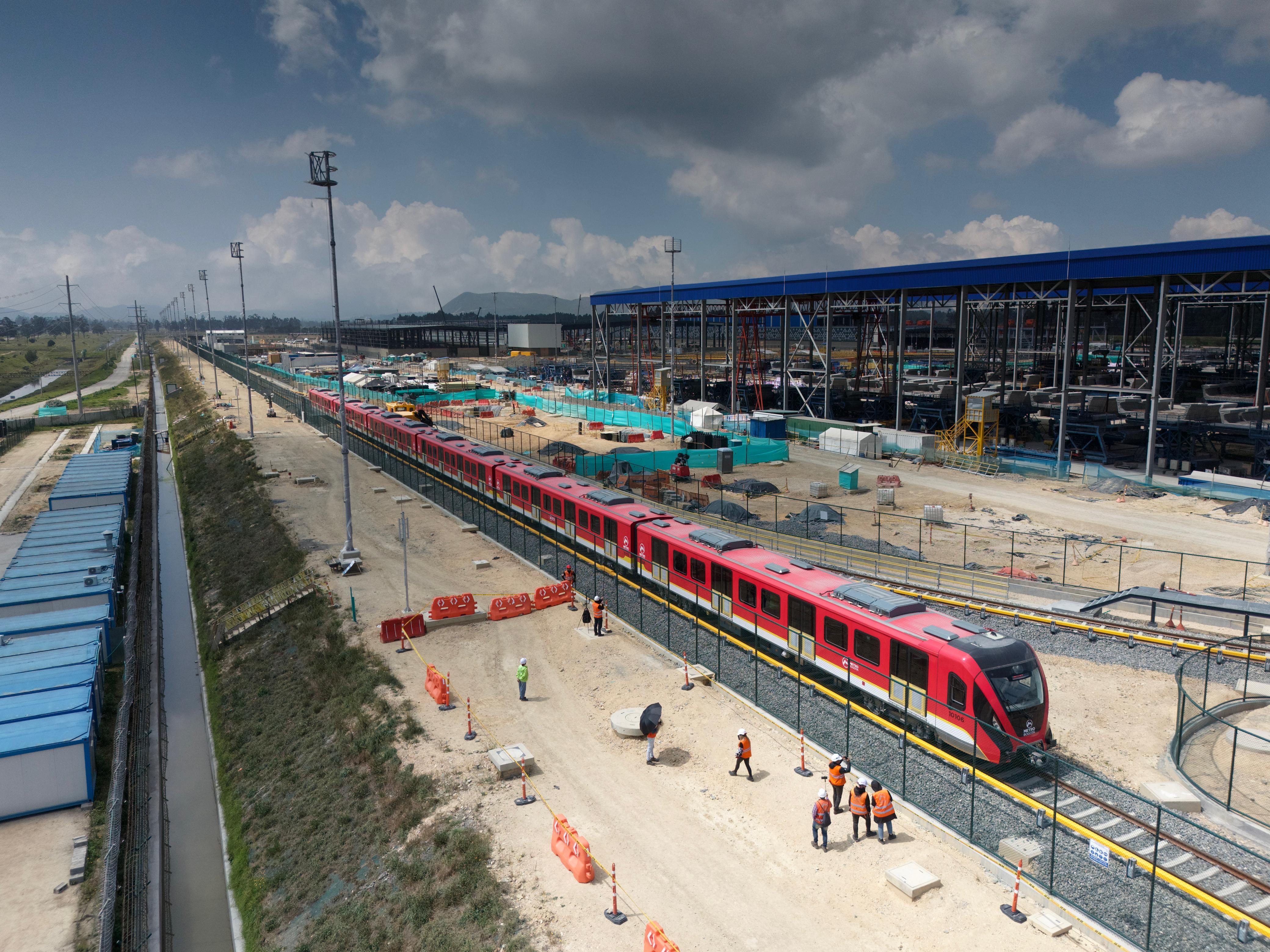 Tren en movimiento de la Línea 1