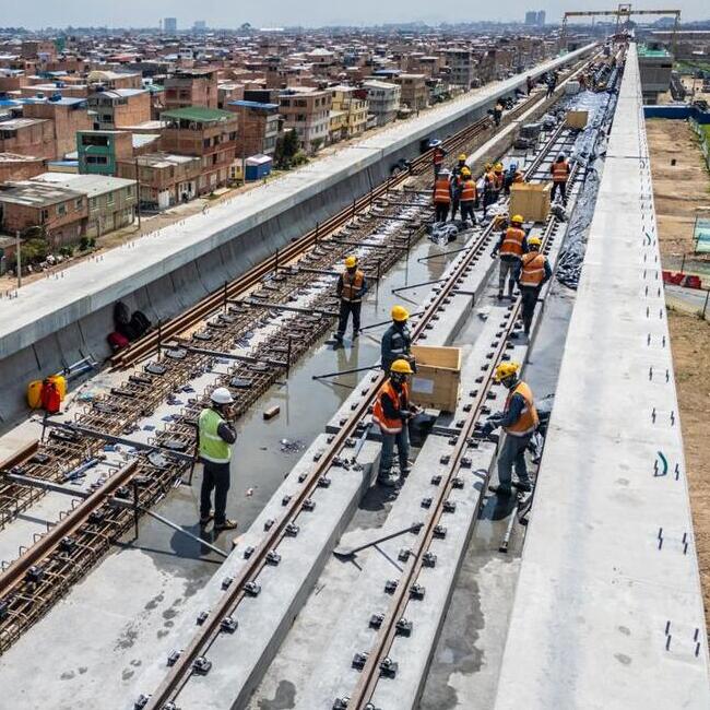Viaducto con trabajadores trabajando en la instalaci&oacute;n de la v&iacute;a f&eacute;rrea 
