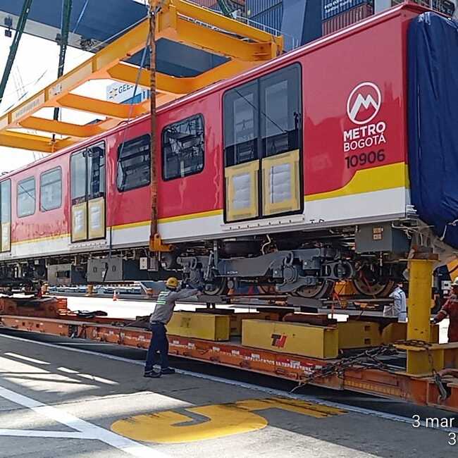 Octavo tren del Metro siendo descargado del buque 