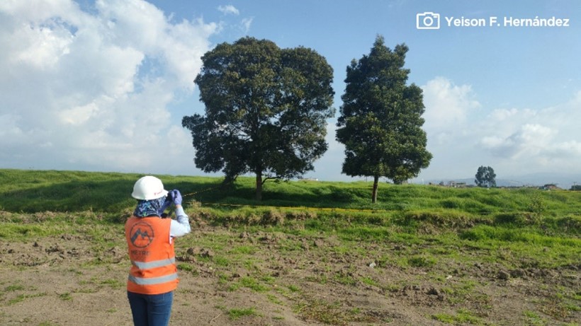 Biólogo tomando una foto a un árbol