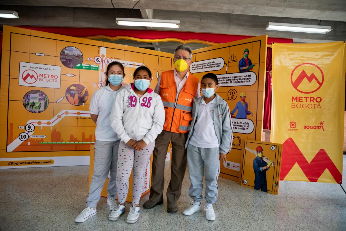 Gerente del metro con estudiantes