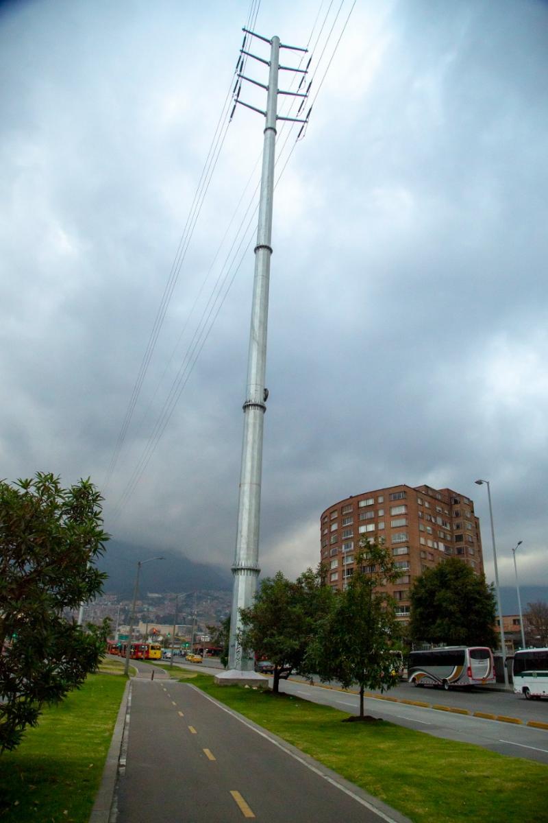 Postes y torres de gran altura que han sido instalados en el marco del Traslado Anticipado de Redes (TAR) de Alta Tensión para la Primera Línea del Metro