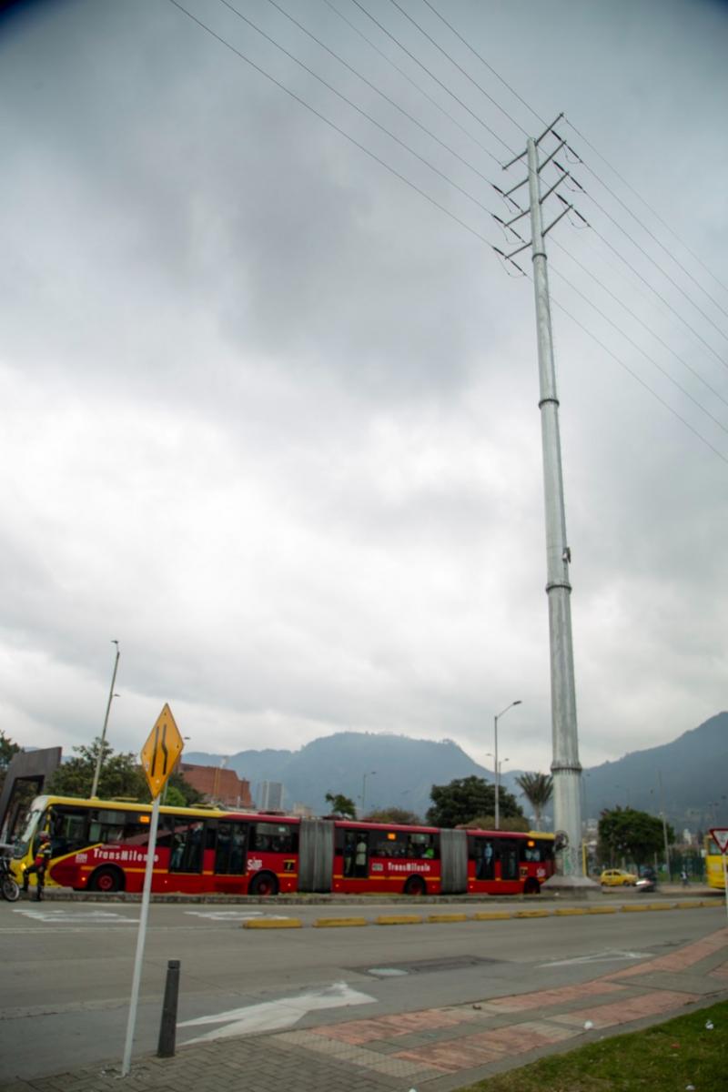 Postes y torres de gran altura que han sido instalados en el marco del Traslado Anticipado de Redes (TAR) de Alta Tensión para la Primera Línea del Metro