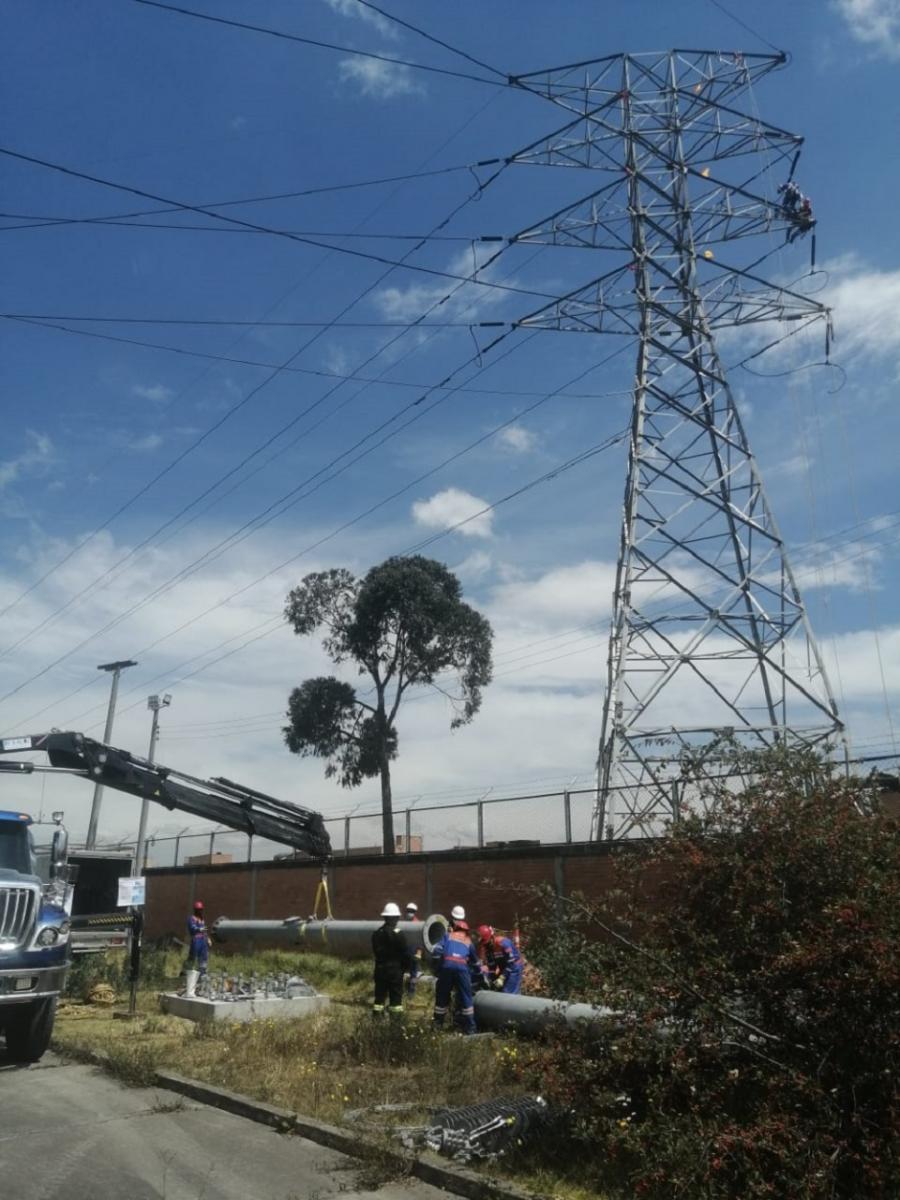 Postes y torres de gran altura que han sido instalados en el marco del Traslado Anticipado de Redes (TAR) de Alta Tensión para la Primera Línea del Metro