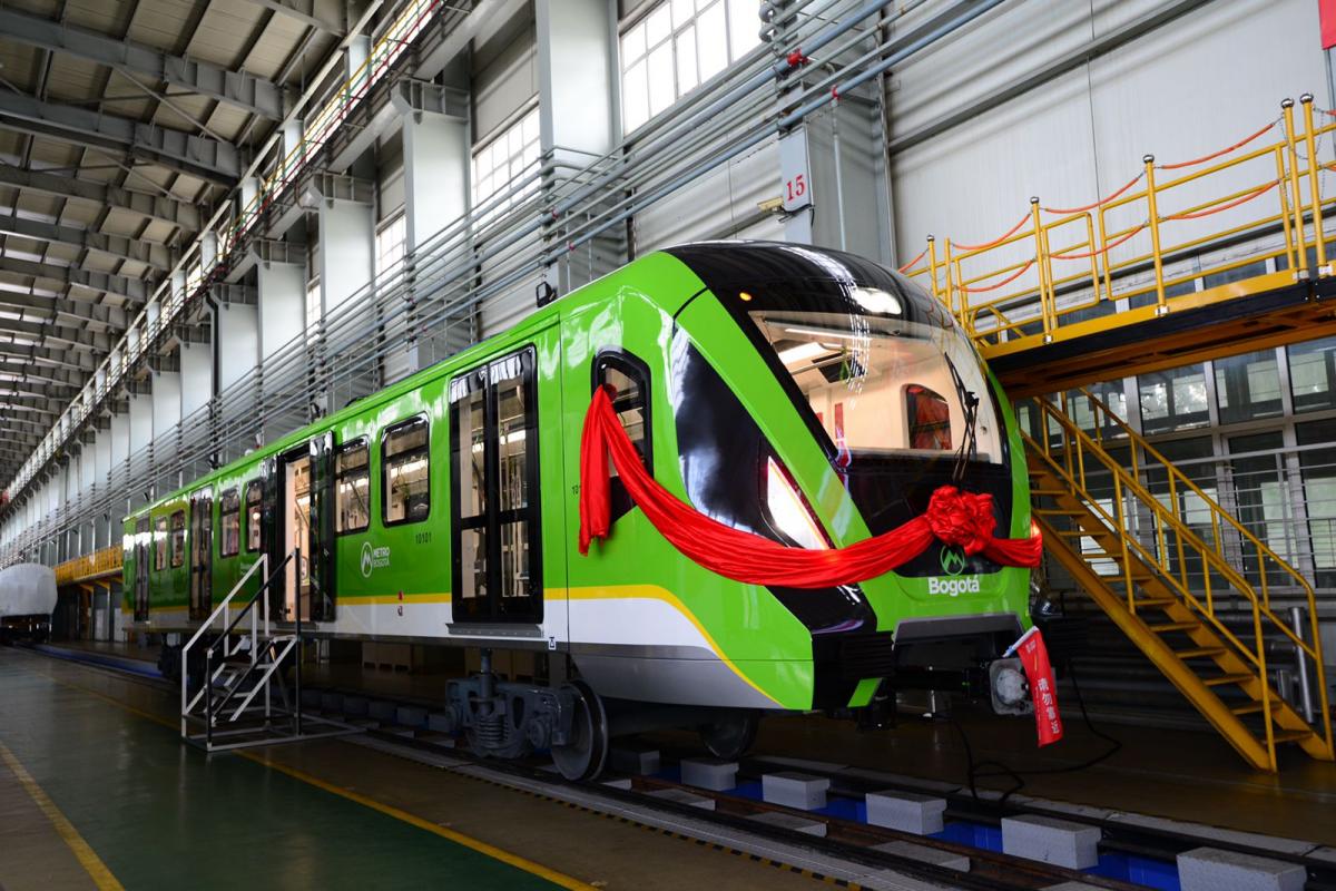 Vagón del metro con cinta roja