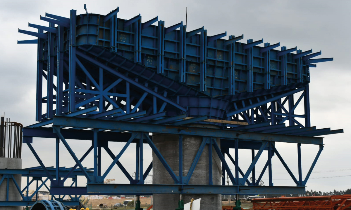 Foto de la formaleta que es el molde donde se fundió el capitel sobre la columna del viaducto del Metro de Bogotá