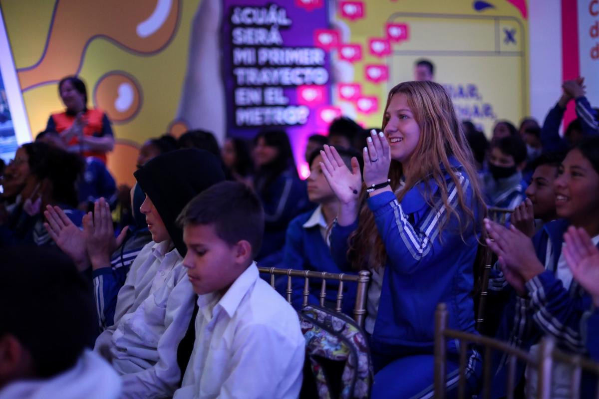 Niños aplaudiendo durante evento de cultura ciudadana