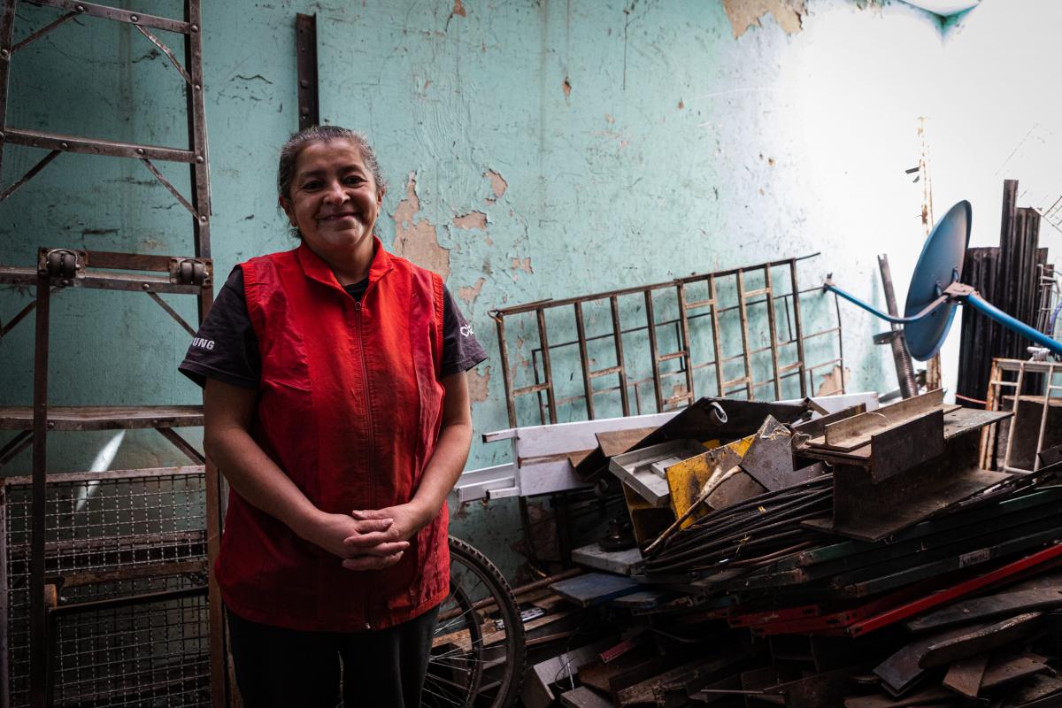 Olga Lucía sonríe para la foto en su bodega