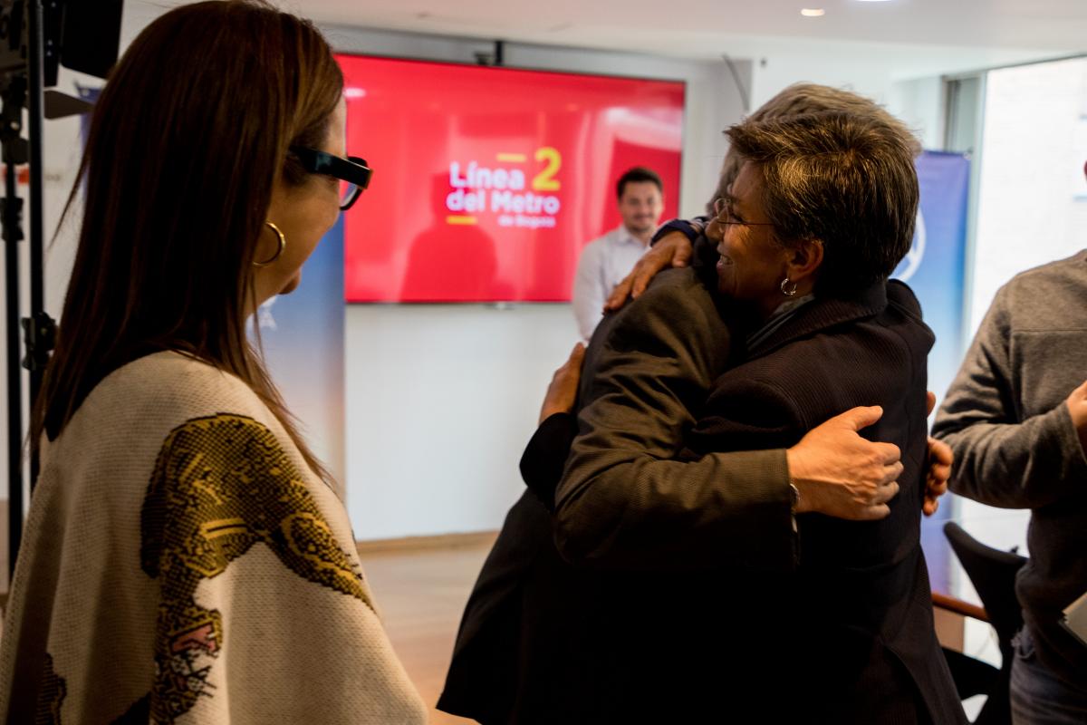 Alcaldesa Claudia López abrazando al gerente general Leonidas Narváez en celebración por las propuestas recibidas