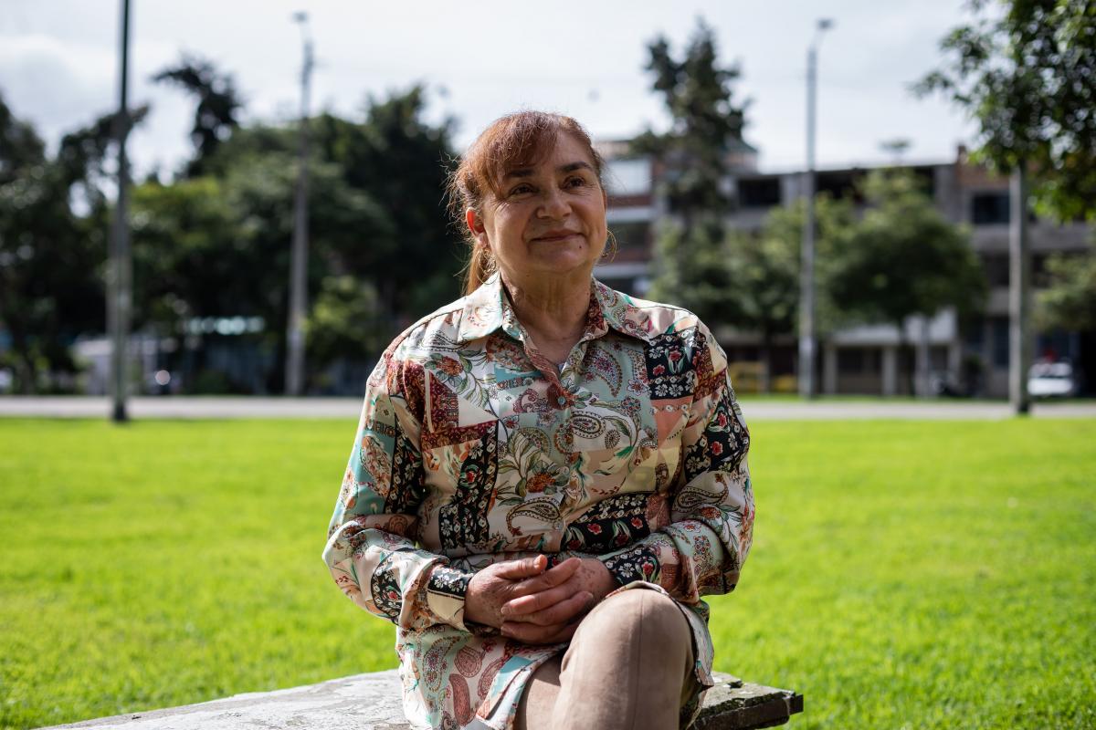 Profesora Luz Marina sentada en un parque