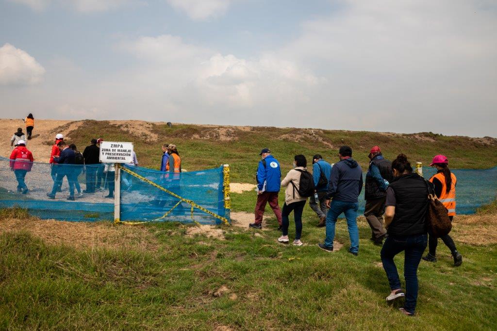 La ciudadanía recorre el terreno del patio taller