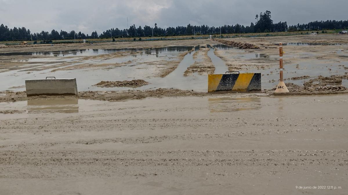 Maletines de concreto en el patio taller pintados de amarillo y negro para delimitar el camino