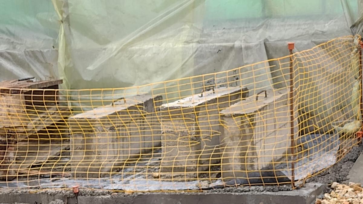 Maletines de concreto agrupados para ser reutilizados en el patio taller