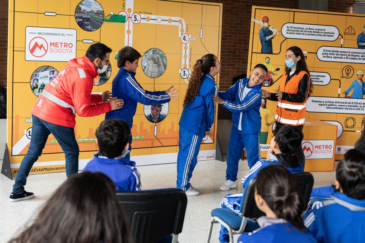 Niños en una actividad de confianza en las jornadas de visitas a colegios