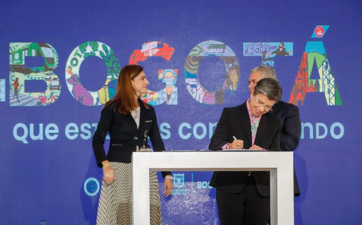Alcaldesa Claudia López firmando el convenio de cofinanciación