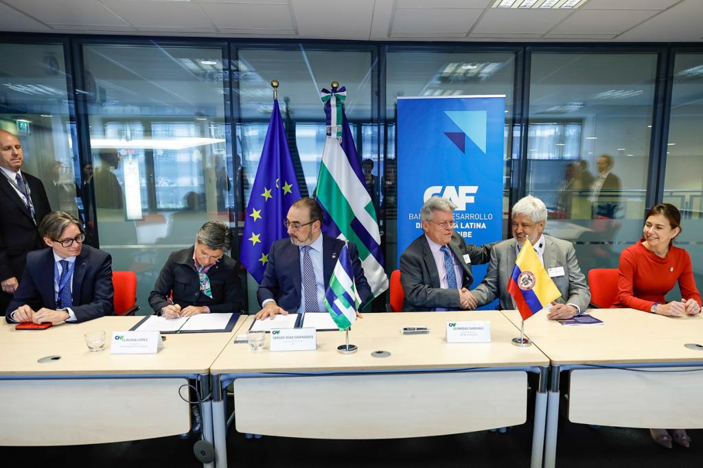 Alcaldesa de Bogotá, Claudia López, firmando el convenio de financiamiento con la CAF para la Línea 2 del Metro de Bogotá