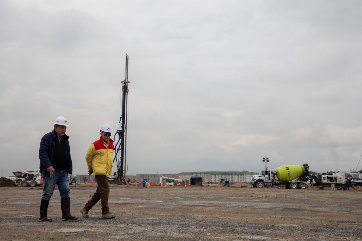 Gerente de la Empresa Metro recorriendo el lugar de la obra en construcción