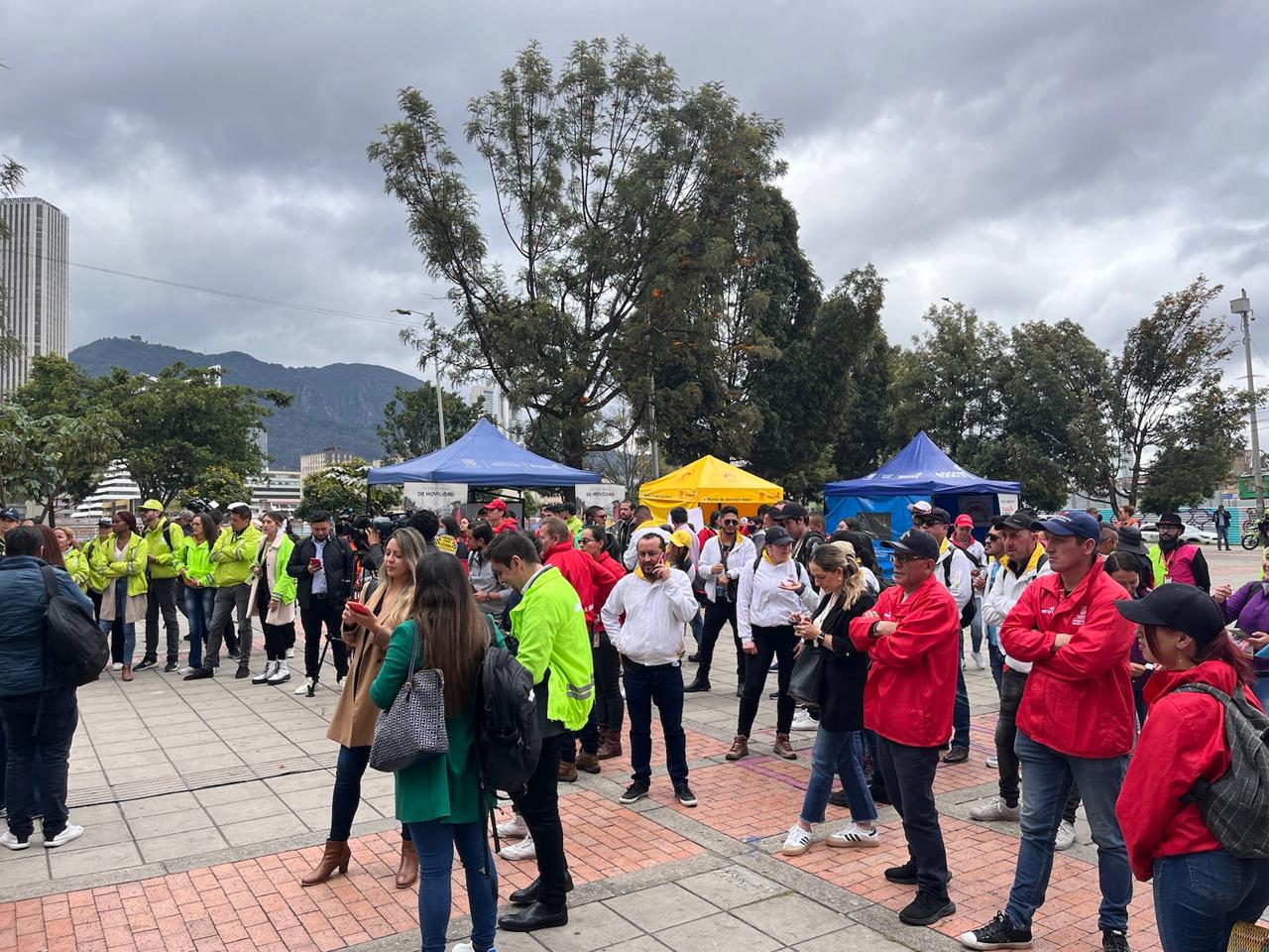 Foto de las carpas con la oferta de entidades, y mucha gente en el espacio de la acera