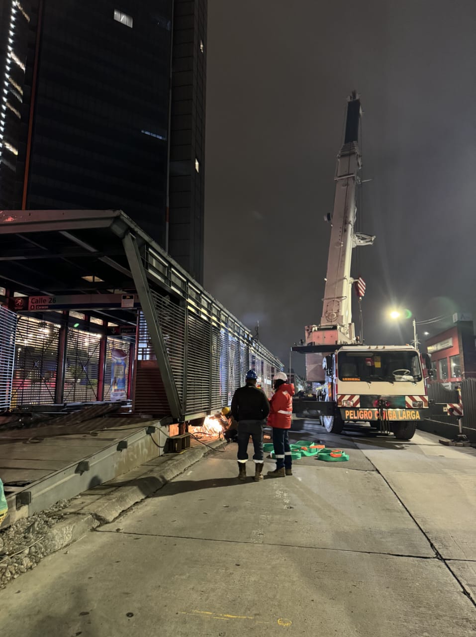 Grúa alzando la estructura metálica de la estación BRT
