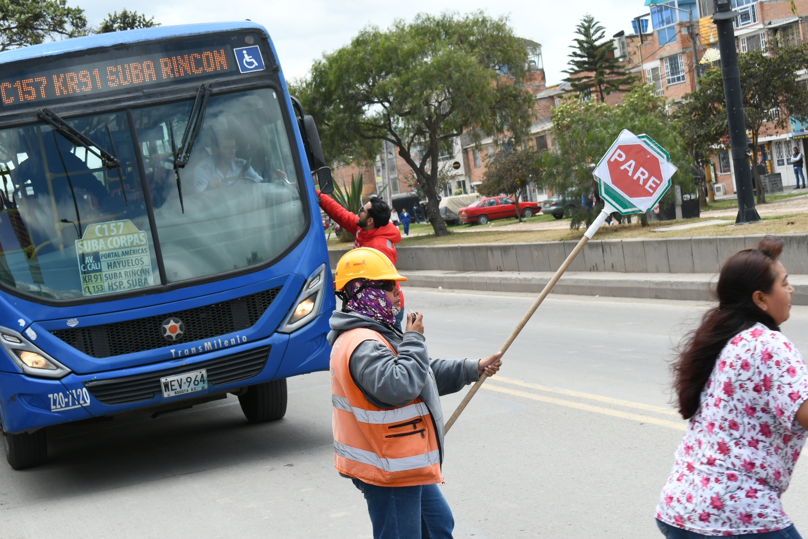 Auxiliar de tránsito ayudando a pasar la calle