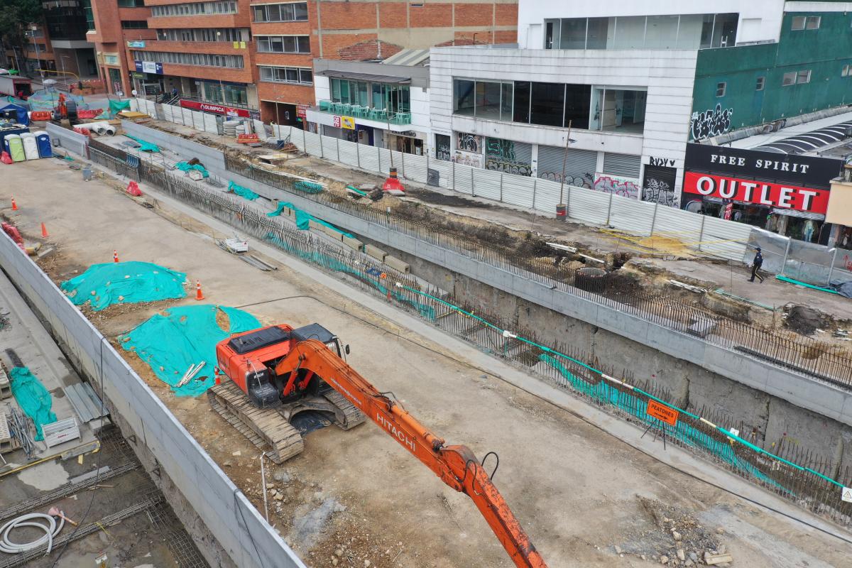 Foto del lado oriental del intercambiador vial donde se ve el descenso de la vía que se construye
