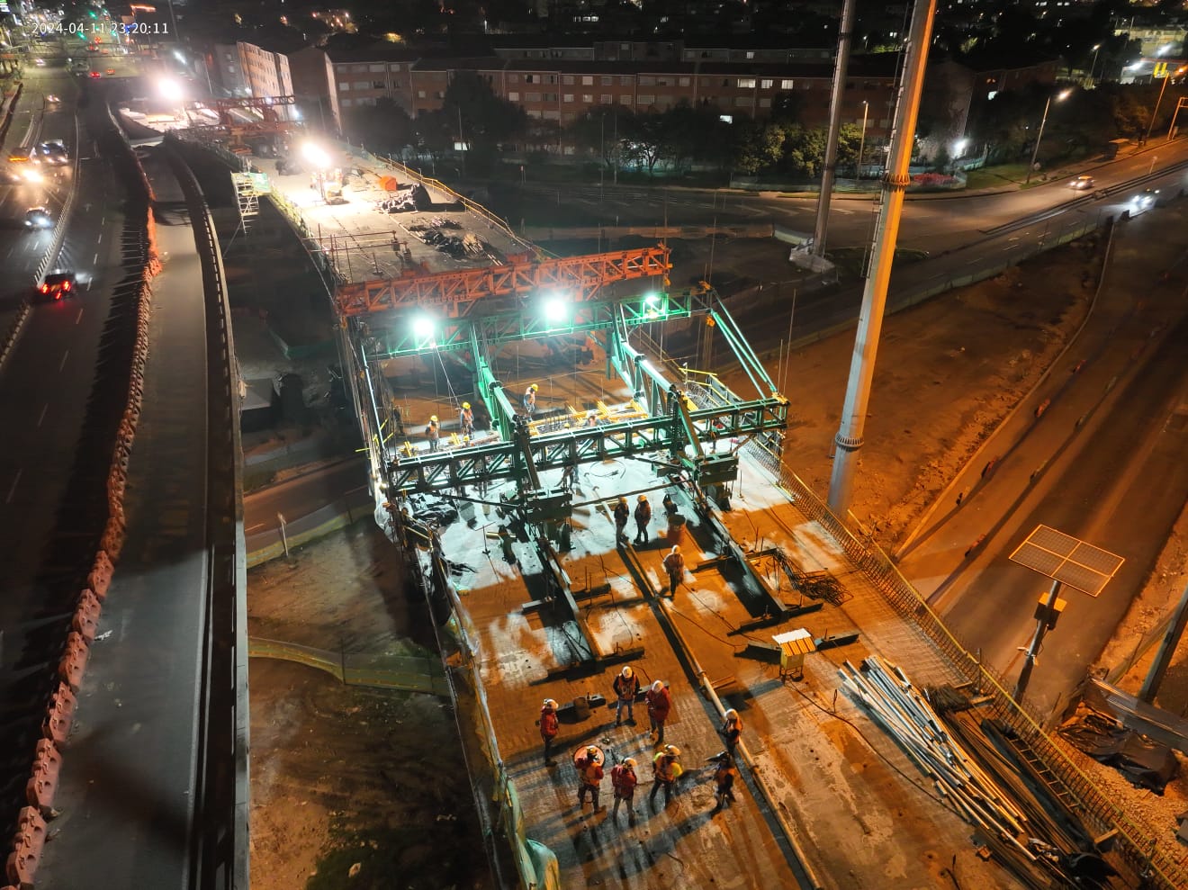 Toma nocturna del dron en la zona que se fundió la dovela de cierre del puente norte