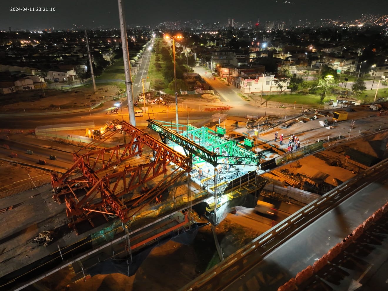 Toma nocturna del dron en la zona que se fundió la dovela de cierre del puente norte