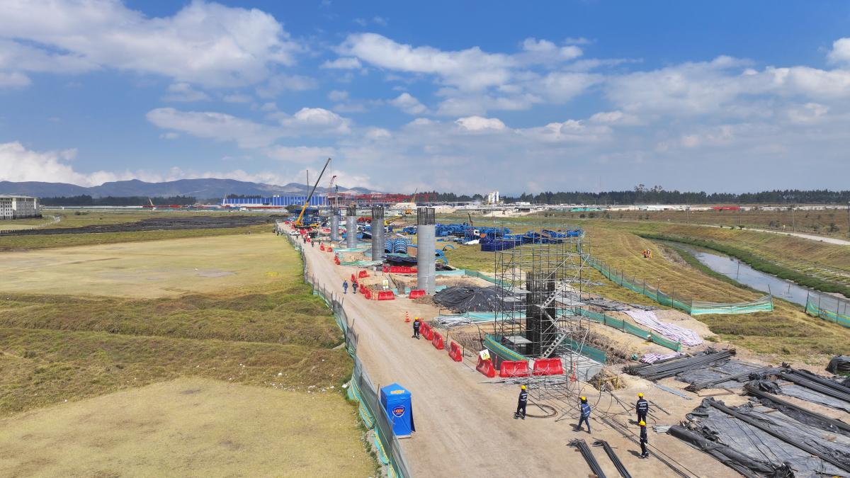 Foto en perspectiva de las columnas que se han construido en el ramal técnico del Metro de Bogotá