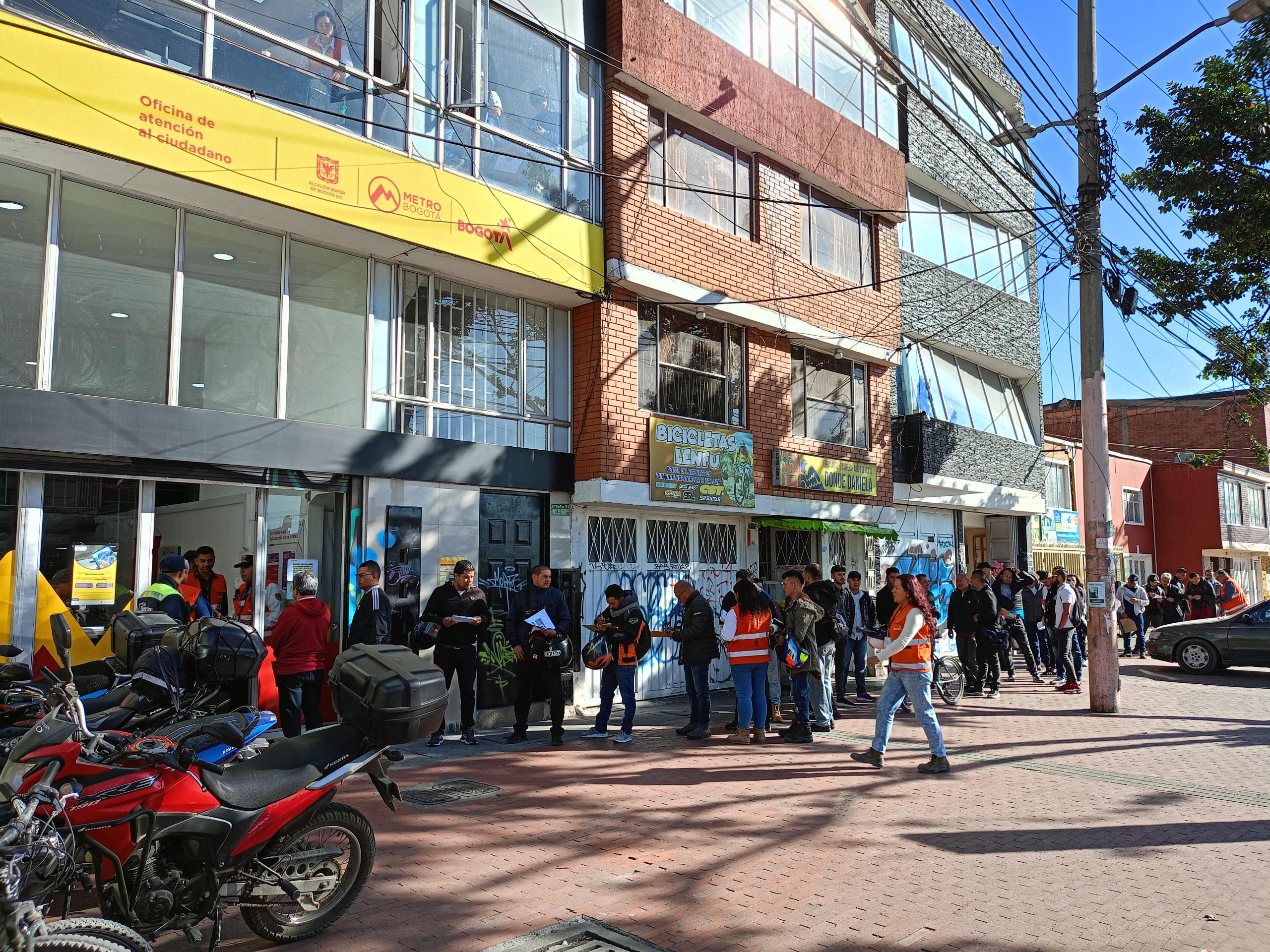 Fila de personas afuera de la oficina de atención a la ciudadanía