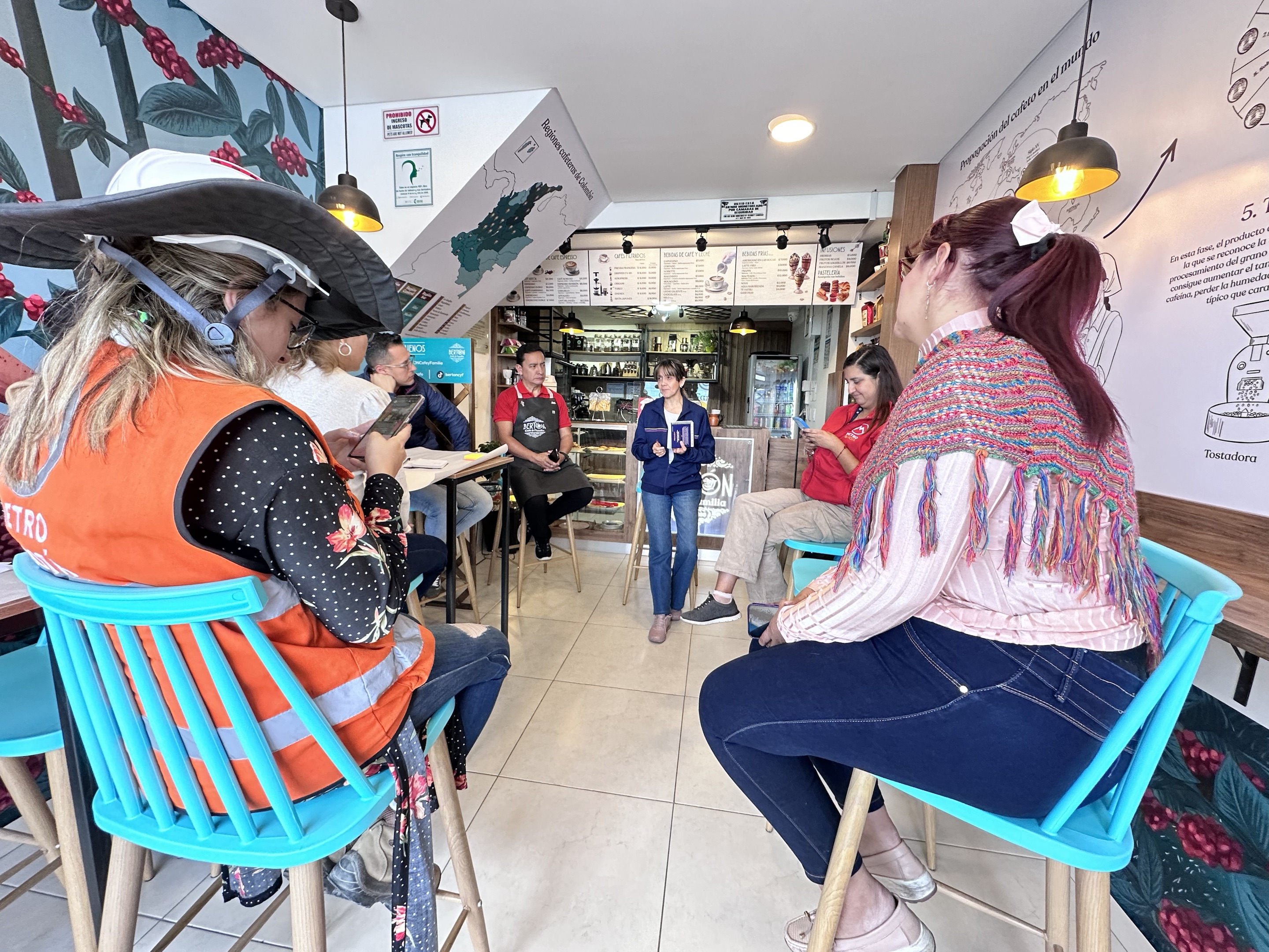 Reunión de empresarios en un café