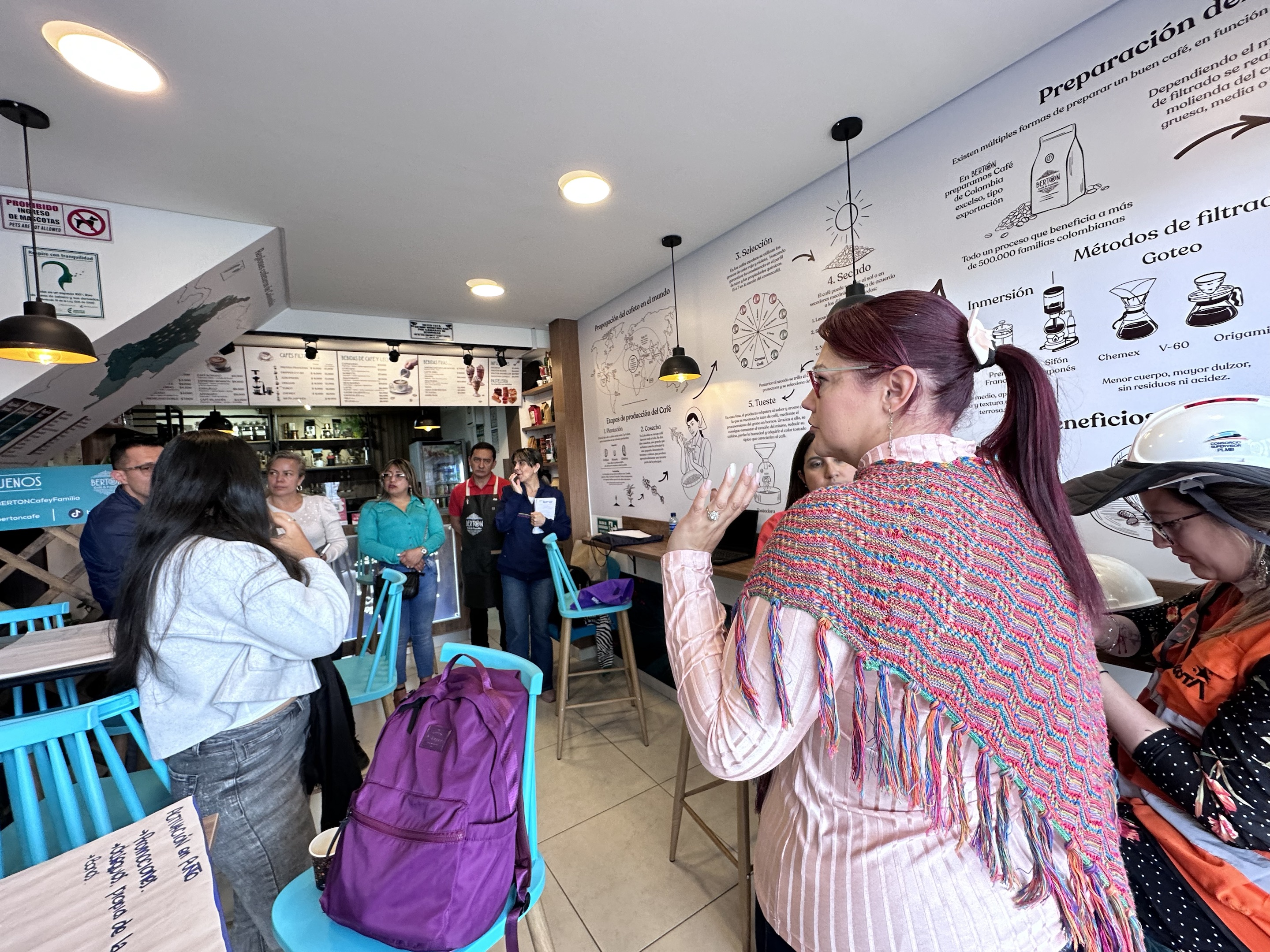 Empresarios se reúnen para hablar en un café