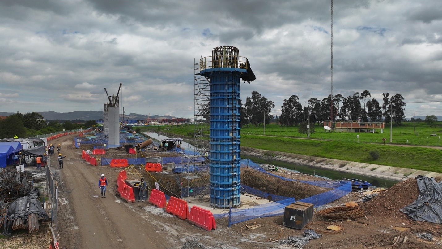 Foto del proceso de construcción de las columnas donde se ponen las formaletas antes del vaciado de concreto