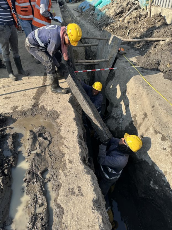 Foto 1. Hallazgo de traviesas del Tranvía en la obra intercambiador vial de la calle 72 de la PLMB