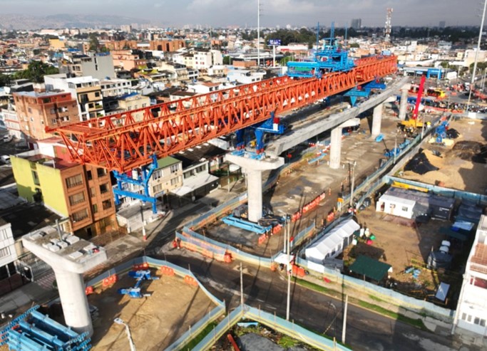 Obra 1 - Izaje de dovelas con la viga lanzadora en la calle 8 sur