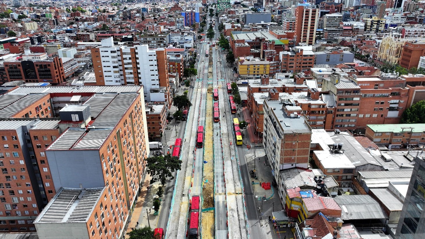Ejemplo de la salida de los buses de TransMilenio al carril mixto. 