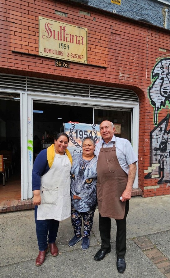 Foto frente al local de la panadería La Sultana