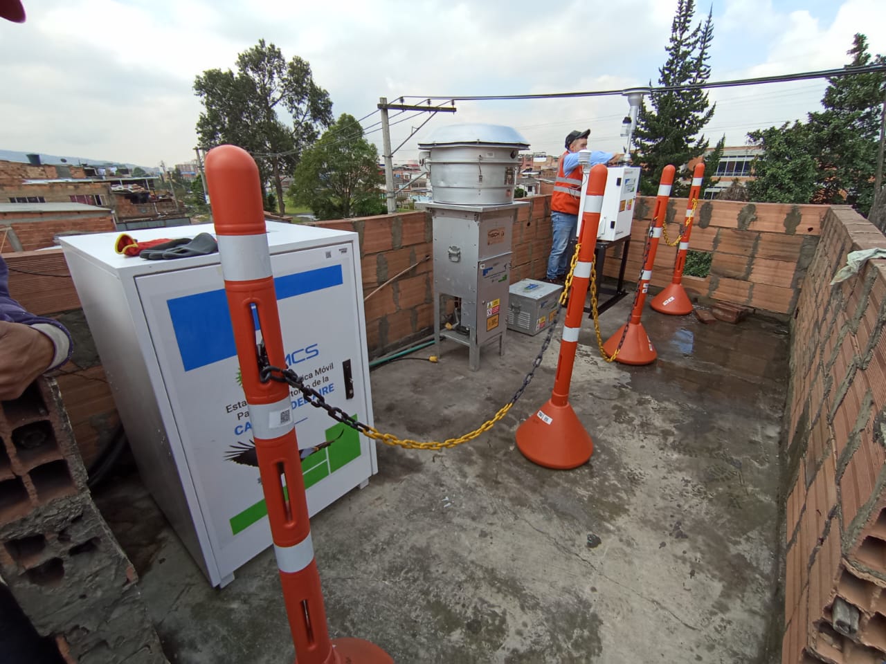 Foto panorámica de la estación de monitoreo del aire en el techo de una casa