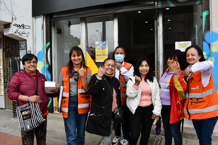 Foto de mujeres en un recorrido de Mujeres Metro