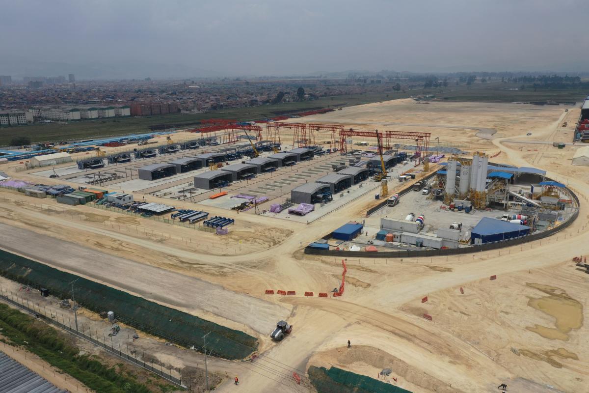 Foto de dron de la zona donde se construye el patio de prefabricados de vigas en U y la planta de concreto para esto