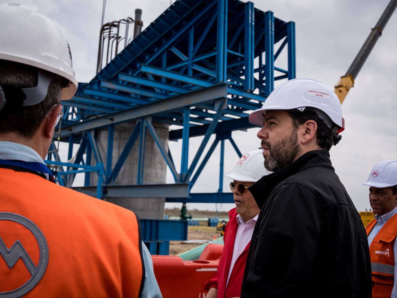 Alcalde junto al gerente general, al fondo se ve una columna con el molde del primer capitel